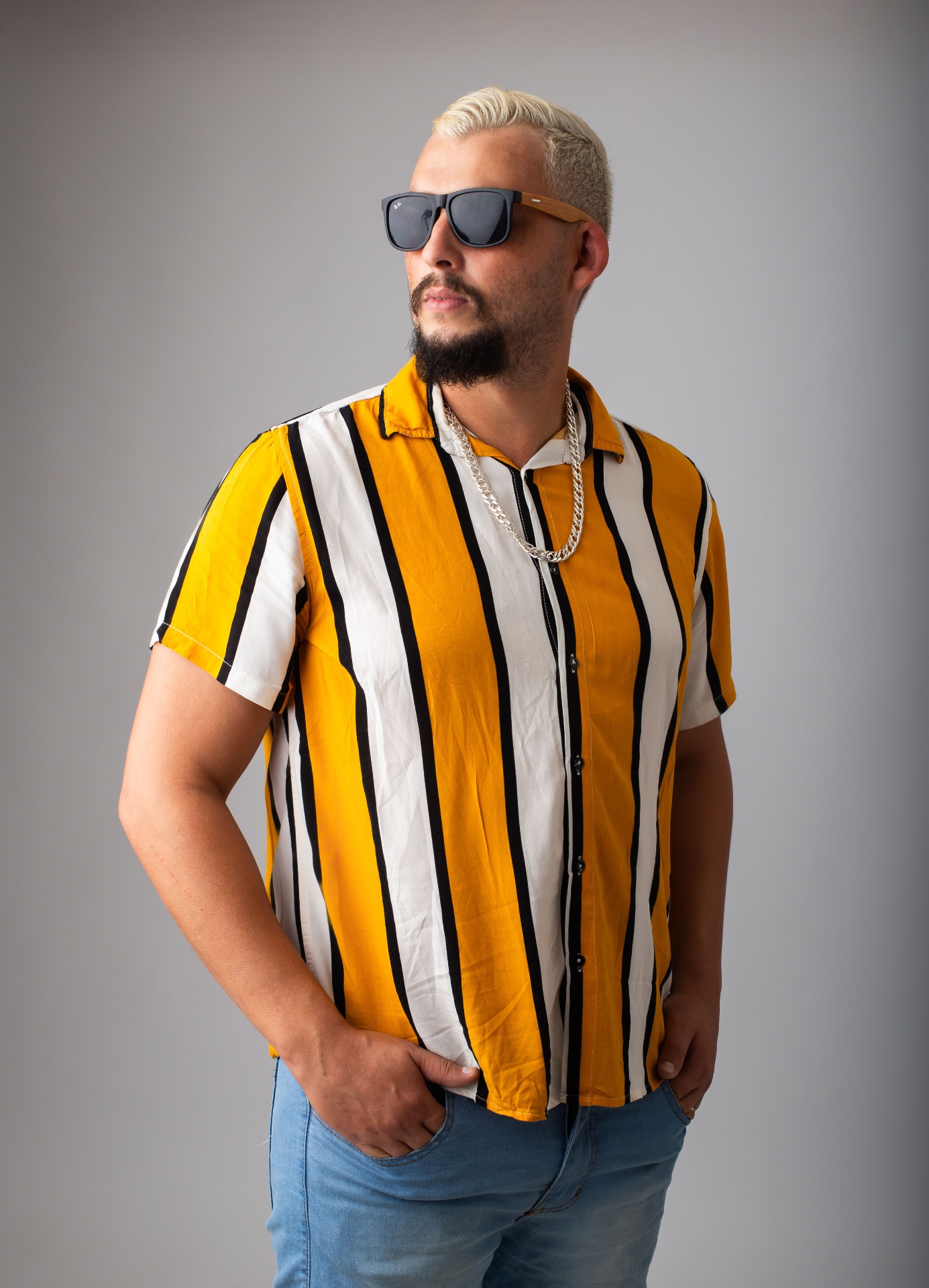 Fiote de óculos escuros